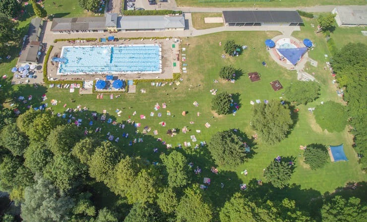 Luftaufnahme des Freibads in Bad Mergentheim — © Jens Hackmann