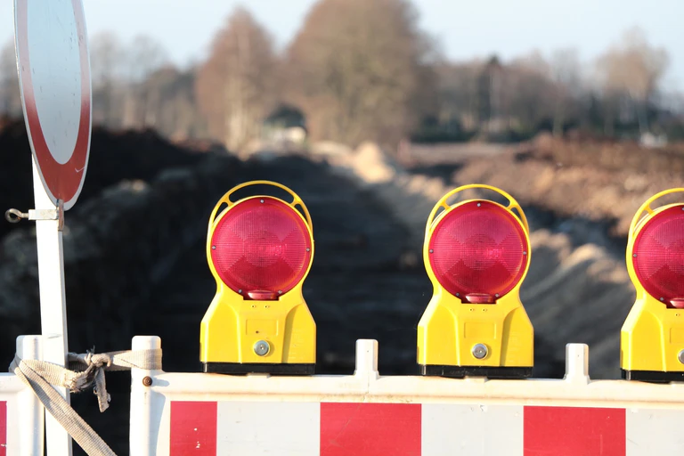 Eine Absperrung und ein Verkehrsschild zum Verbot der Durchfahrt — © Symbolbild