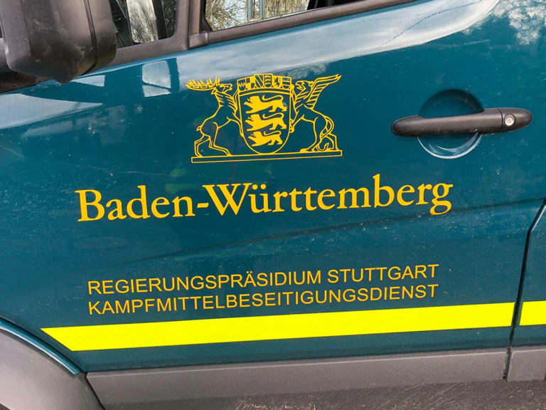 Seitliche Aufschrift mit Logo des Kampfmittelbeseitigungsdienstes des Landes Baden-Württemberg auf der Fahrertür eines grünen Einsatzfahrzeugs. — © Symbolbild/Polizei Karlsruhe