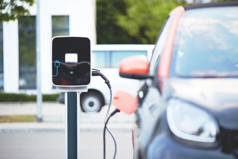Ein Elektroauto lädt an einer Ladesäule. — © Symbolbild