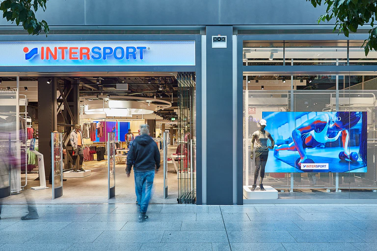 — © Intersport