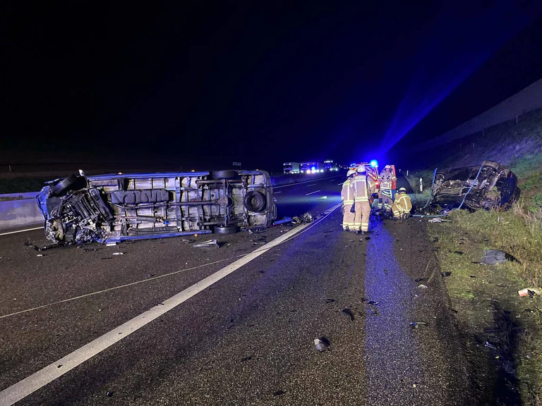 Zwei verunfallte Fahrzeuge auf der A6. — © Feuerwehr Heilbronn