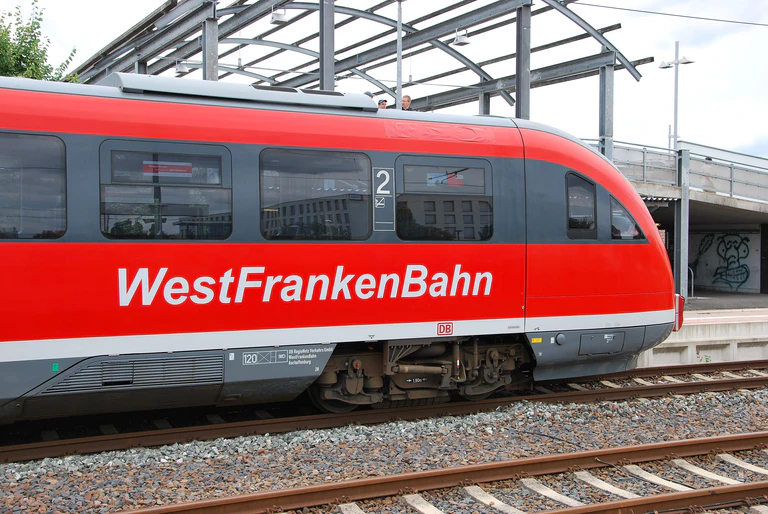 Roter Triebwagen eines Zuges der Westfrankenbahn am Bahnhof Öhringen. — © Wolfgang Ellsässer (CC BY-SA 3.0 DE)