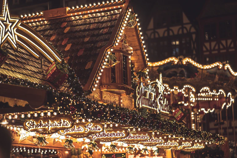Beleuchtete Hütte auf einem Weihnachtsmarkt — © Symbolbild