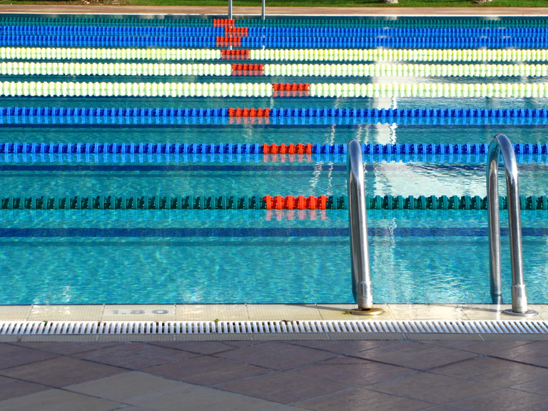 Leeres Schwimmerbecken im Freibad. — © Symbolbild Rainer Sturm/pixelio.de