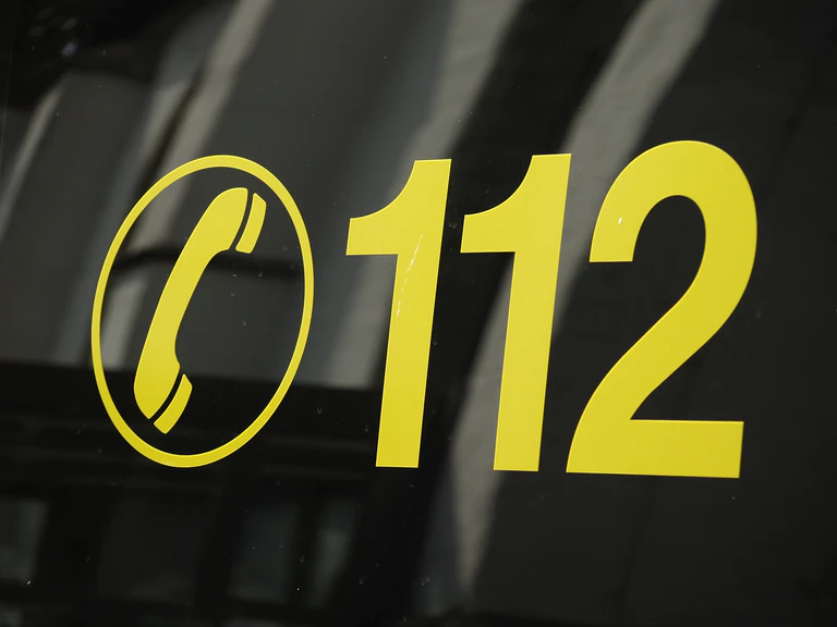 Aufkleber des Notrufs "112" auf einer Fensterscheibe. — © Paulwip/pixelio.de