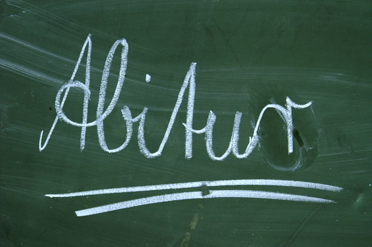 Auf einer dunkelgrünen Kreidetafel steht das Wort Abitur. — © S. Hofschlaeger/pixelio.de
