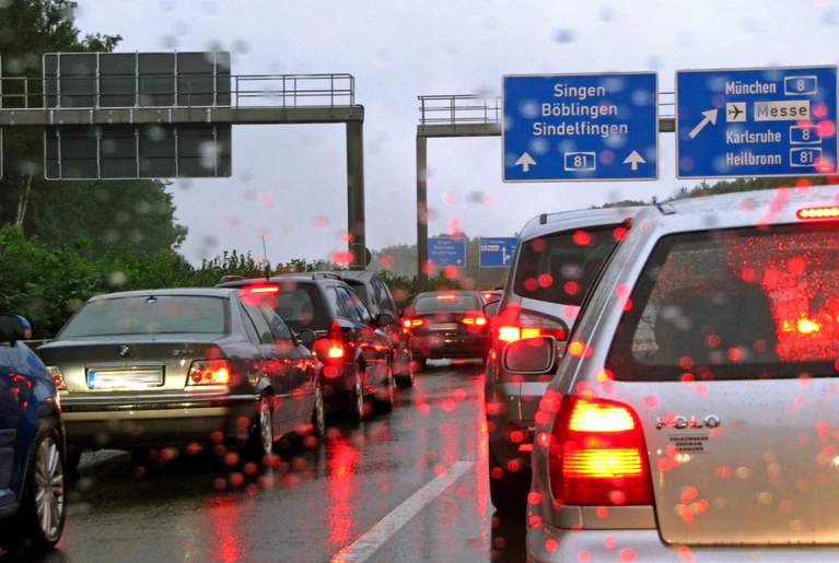 Bild von Stau auf der Autobahn mit Regen auf der Windschutzscheibe — © Rainer Sturm/pixelio.de