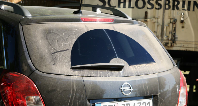 Eine verstaubte Heckscheibe eines Autos. — © E. Kopp/pixelio.de
