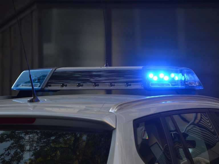 Foto eines Blaulichts auf einem Polizeiauto — © Symbolbild Pixabay