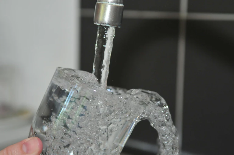 Trinkwasser, Wasser, Wasserhahn, leitung, abkochen — © Bild von com77380 auf Pixabay