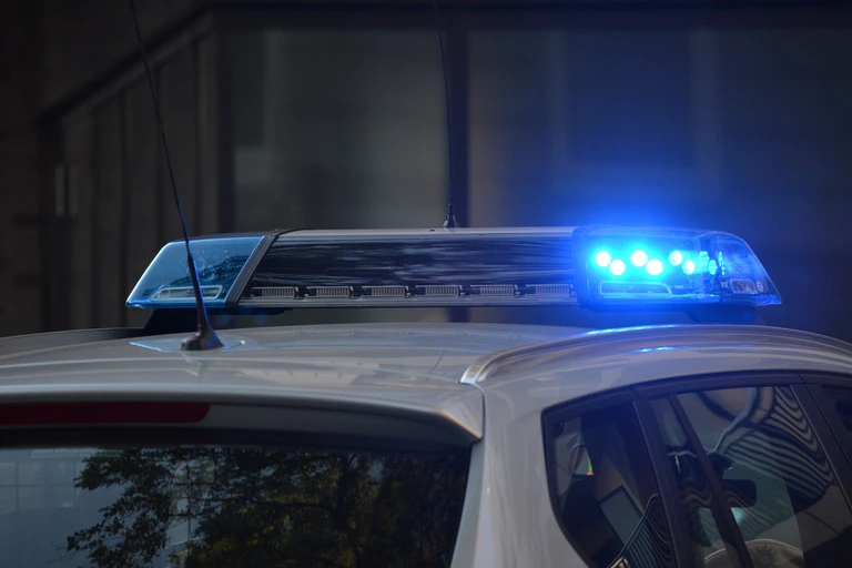 Foto eines Blaulichts auf einem Polizeiauto — © Symbolbild Pixabay