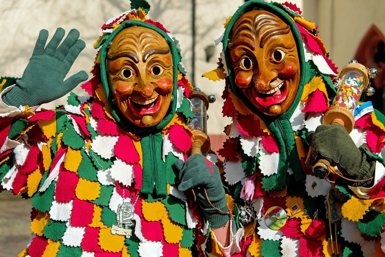 Fasching: Menschen in Hexenkostümen 